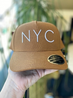 Boné Strapback New Era NYC Marrom