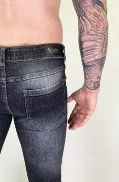 Calça Jeans Skinny Destroyed Rasgada Premium C/Lycra Cinza Escuro (Masculina) na internet