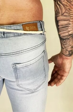 Calça Jeans Skinny Destroyed Rasgada Premium C/Lycra e Cordão Azul Claro (Masculina) - Urban Store - Moda Masculina, Roupas, Calçados e muito mais!