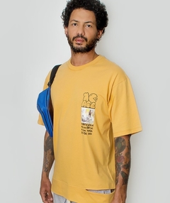 Camiseta No Age Amarela Oversized C/Rasgo Lateral Estampa Cidade Smoked