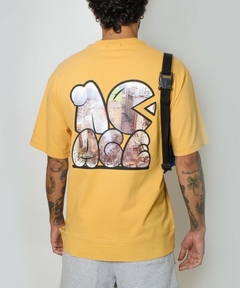 Camiseta No Age Amarela Oversized C/Rasgo Lateral Estampa Cidade Smoked - comprar online