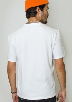 Camiseta No Age Branca C/Estampa Caveira Espacial - Urban Store - Moda Masculina, Roupas, Calçados e muito mais!