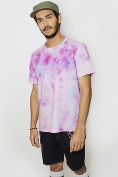 Camiseta No Age Tie Dye C/ Estampa Nas Costas "No Age To Believe" (Unissex)