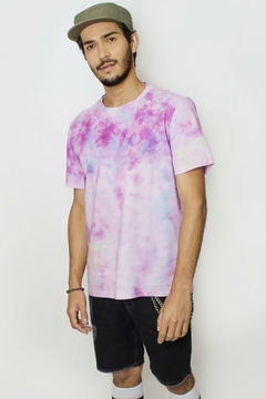 Camiseta No Age Tie Dye C/ Estampa Nas Costas "No Age To Believe" (Unissex) - Urban Store - Moda Masculina, Roupas, Calçados e muito mais!