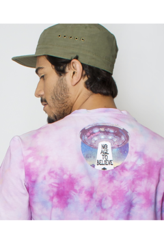 Camiseta No Age Tie Dye C/ Estampa Nas Costas "No Age To Believe" (Unissex) - comprar online
