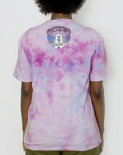 Camiseta No Age Tie Dye C/ Estampa Nas Costas "No Age To Believe" (Unissex) - comprar online