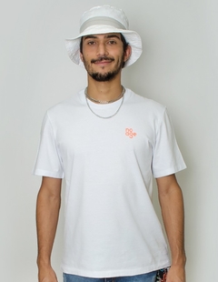 Camiseta No Age Branca C/ Estampa Laranja Neon