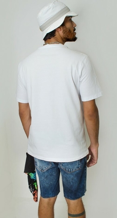 Camiseta No Age Branca C/ Estampa Laranja Neon - comprar online