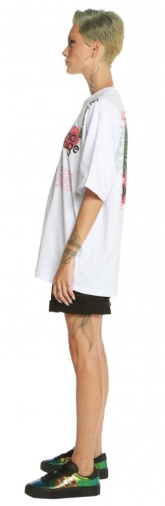 Camiseta No Age Branca Oversized Cyberpunk (Unissex) na internet