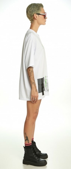 Camiseta No Age Branca Oversized Oriental Maxi Bolsos (Unissex) - Urban Store - Moda Masculina, Roupas, Calçados e muito mais!