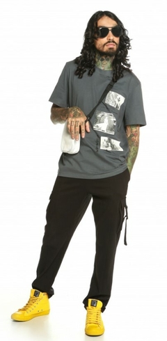 Camiseta No Age Oversized Grafite C/Gola Alta "Disorder" - comprar online