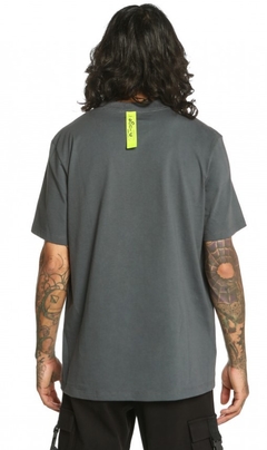 Camiseta No Age Oversized Grafite C/Gola Alta "Disorder" na internet