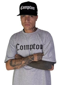 Camiseta Compton 100% Algodão Cinza (Masculina) - comprar online