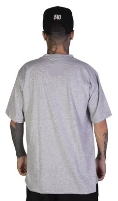 Camiseta Compton 100% Algodão Cinza (Masculina) na internet