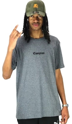 Camiseta Compton Small Logo 100% Algodão Cinza (Masculina)