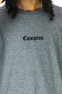 Camiseta Compton Small Logo 100% Algodão Cinza (Masculina) - comprar online