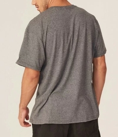 Camiseta Compton Big C Logo 100% Algodão Cinza (Masculina) na internet
