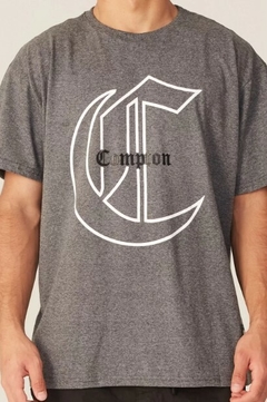 Camiseta Compton Big C Logo 100% Algodão Cinza (Masculina) - comprar online