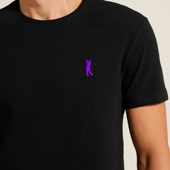 Camiseta Golf West Preta Small Logo Lilás (Masculina) na internet