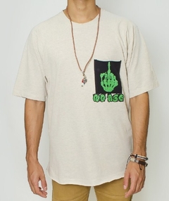 Camiseta Long No Age C/ Bolso Estampa Caveira - Creme