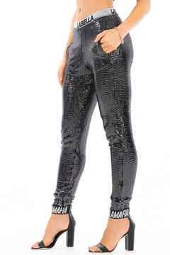 Calça Eye Pants Black and Glossy LaBellaMafia - Preto C/Prata Brilhante (Feminino) na internet