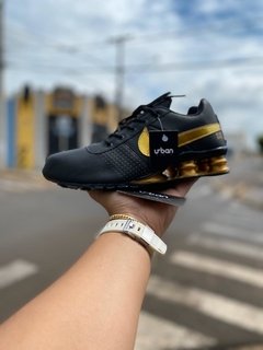 Tênis Nike Shox Deliver Preto C/Dourado (Masculino) na internet