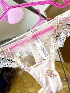 Bombacha Panty Colaless Rosa Encaje Rosebud Collection S M Victoria's Secret - tienda online