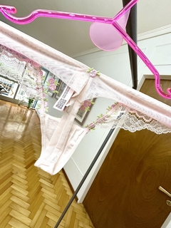 Bombacha Panty Colaless Rosa Encaje Rosebud Collection S M Victoria's Secret - comprar online