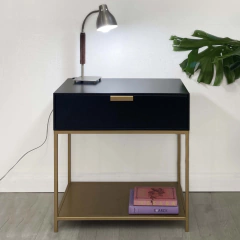 Mesita de noche moderna con luz de escritorio y libros en la parte inferior.