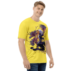 Camiseta amarela em tecido Dry Fit com ilustração da personagem A.k.i. do jogo Street Fighter 6, oferecida pela Kanikoss Moda nerd modelo masculino.