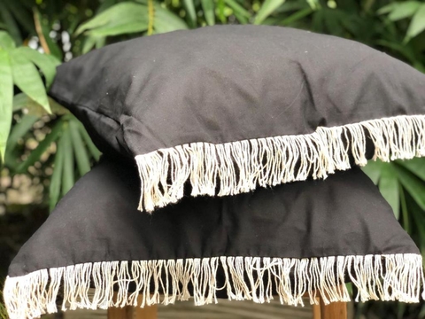 ALMOHADON LIENZO CON FLECOS LARGOS NEGRO 60X60
