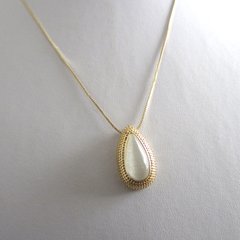 Colar Dourado Gota de Resina. na internet