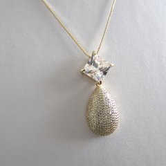 Colar Dourado Gota Cravejada. na internet