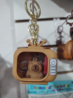 Llavero capybara televisión - comprar online