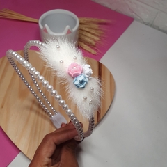 TIARA PÉROLAS COM POMPOM