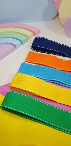 LAÇO BOUTIQUE COM POMPONS ESCOLAR - comprar online