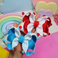 LAÇO BOUTIQUE COM POMPONS ESCOLAR