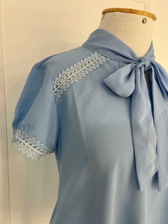 Blusa com amarração na internet