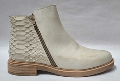 ZOE - LULA. BOTA BAJA DOBLE CIERRE. HUESO - ART: 8480 - comprar online