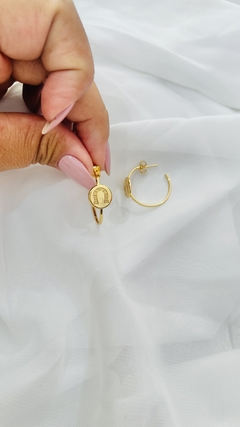 BRINCO ARGOLA COM MEDALHA FERRADURA