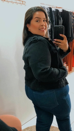 JAQUETA CROPPED PRETA na internet
