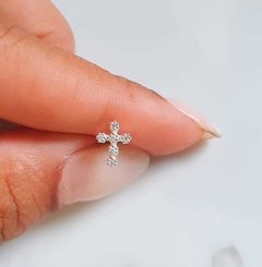 PIERCING TRÁGUS DE PRATA CRUXIFIXO CRAVEJADO