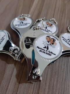 Imagem do Pacote com 50 Chaveiros cortador de unhas e abridor de garrafas personalizado