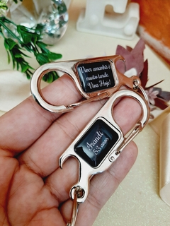 Pacote com 50 Chaveiro abridor de garrafa modelo mosquetão