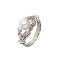 Anel prateado com pérola e diamantes, apresentando um design elegante e sofisticado.
