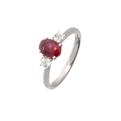 Anel de ouro com um rubi oval e diamantes ao lado.