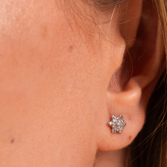 Brinco estrela de diamantes em ouro branco 18k, próximo à orelha