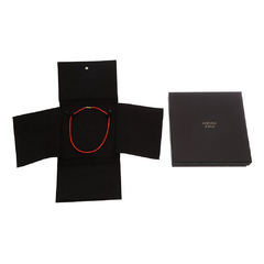 Colar vintage de coral com contas vermelhas em estojo preto aberto e caixa preta ao lado
