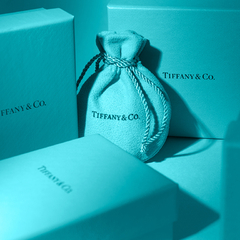 Imagem de embalagem da pulseira de contas Tiffany, com uma bolsa de veludo azul e caixas da marca Tiffany & Co.