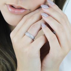 anel com pave de diamantes